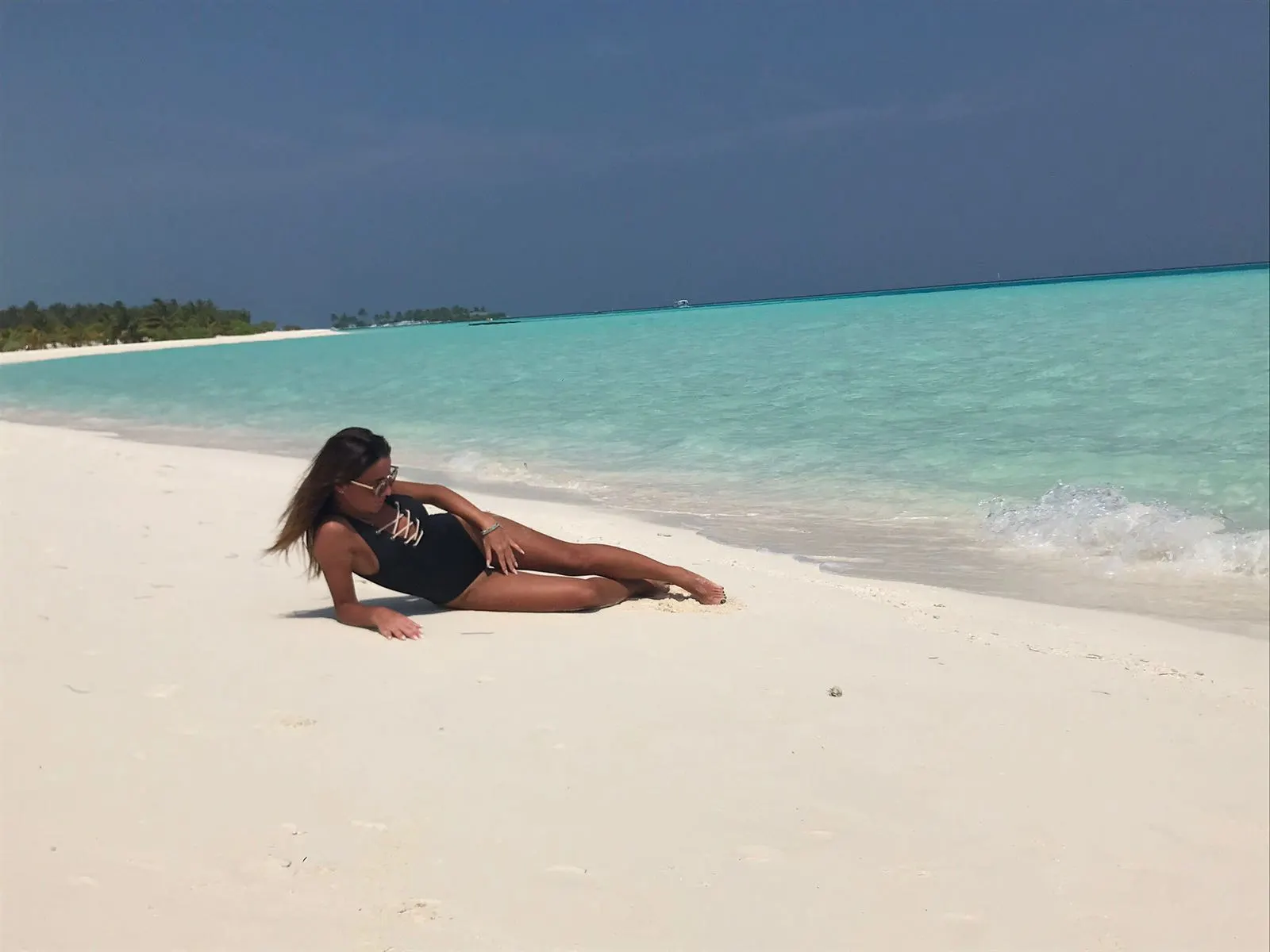 Cliente abbronzata sdraiata su una spiaggia tropicale